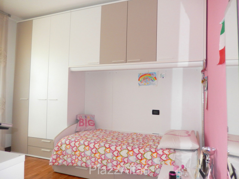 In quartiere residenziale vicino al centro, appartamento all'ultimo piano di una palazzina servit...