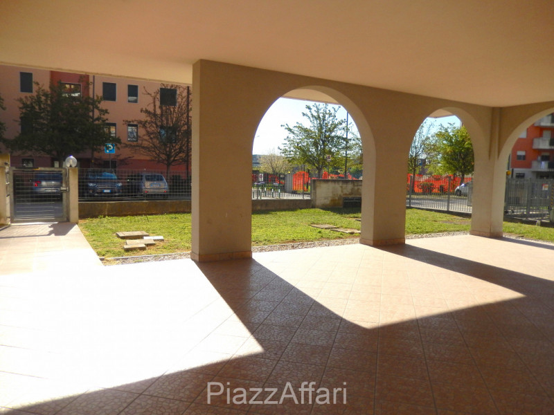 In quartiere residenziale vicino al centro, appartamento all'ultimo piano di una palazzina servit...