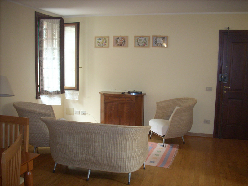 Adiacenze via Savonarola- Stefania Pilotto Immobiliare propone in affitto trilocale arredato di 7...