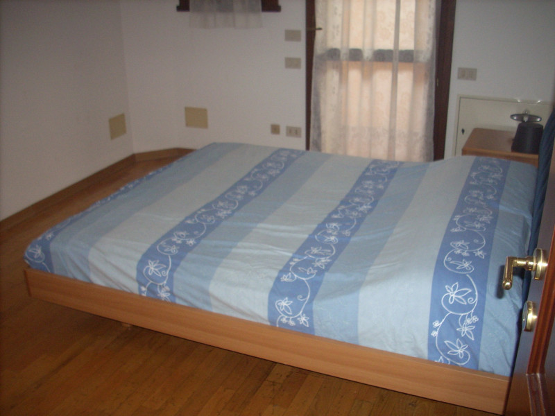 Adiacenze via Savonarola- Stefania Pilotto Immobiliare propone in affitto trilocale arredato di 7...