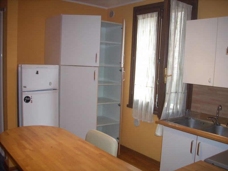 Adiacenze via Savonarola- Stefania Pilotto Immobiliare propone in affitto trilocale arredato di 7...