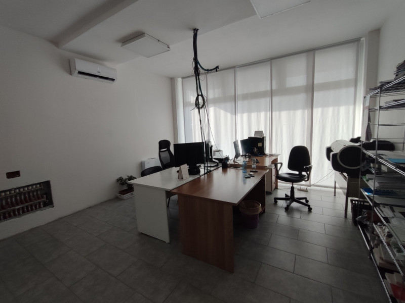 Proponiamo in affitto un ampio negozio di 180mq situato nella zona strategica di Rubano. L'immobi...