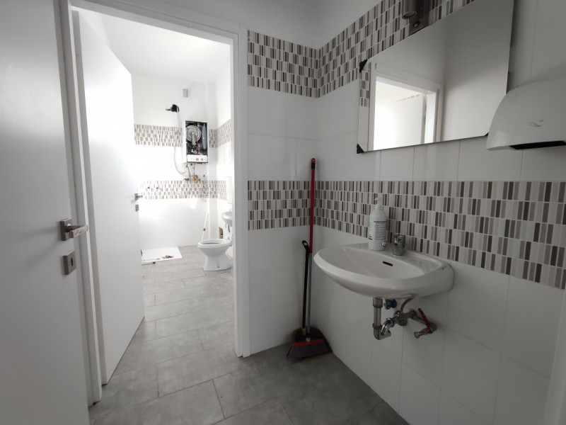 Proponiamo in affitto un ampio negozio di 180mq situato nella zona strategica di Rubano. L'immobi...