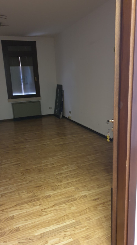 Scopri questo esclusivo ufficio in affitto a Este, situato al primo piano e con una superficie di...