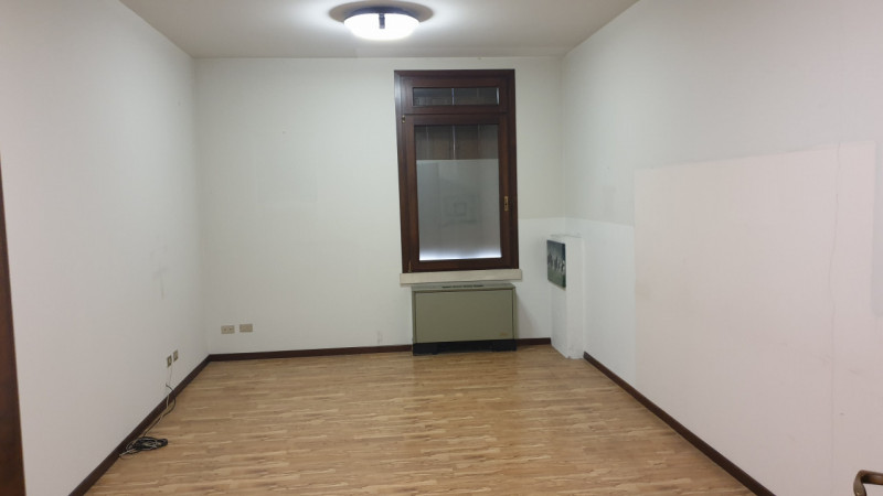 Scopri questo esclusivo ufficio in affitto a Este, situato al primo piano e con una superficie di...