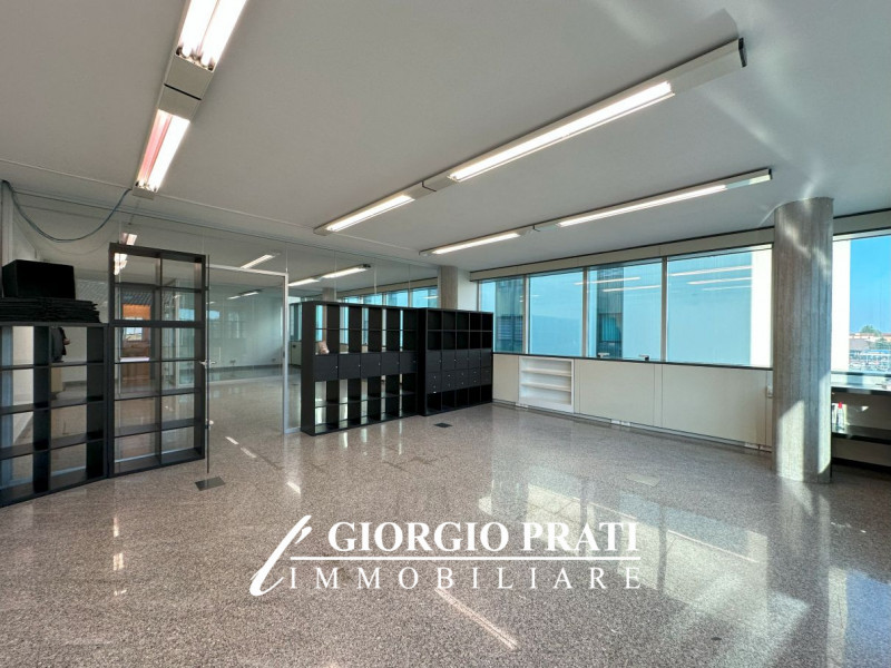 Scopri questo elegante ufficio openspace di 120 mq situato al secondo piano, facilmente accessibi...