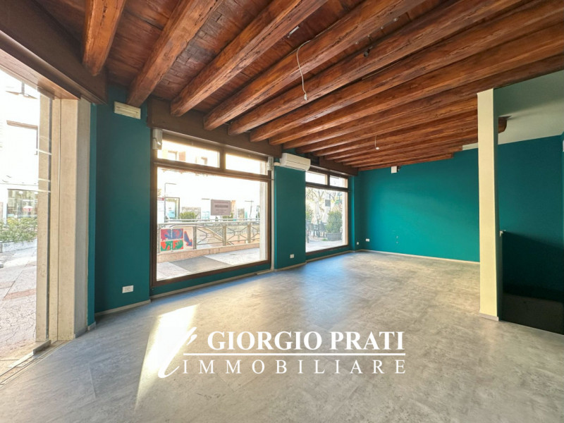 Scopri questa opportunità unica nel centro storico di Bassano del Grappa! Proponiamo in affitto u...