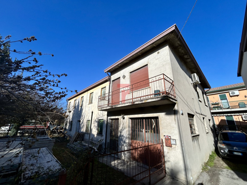 Cadoneghe loc. Mejaniga - A due passi da tutti i servizi di via Gramsci, vicinissima alla fermata...