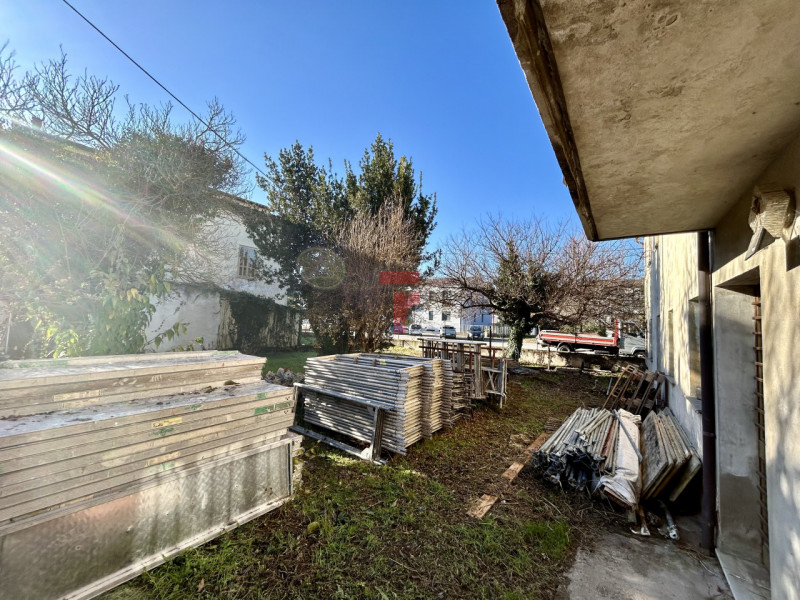 Cadoneghe loc. Mejaniga - A due passi da tutti i servizi di via Gramsci, vicinissima alla fermata...