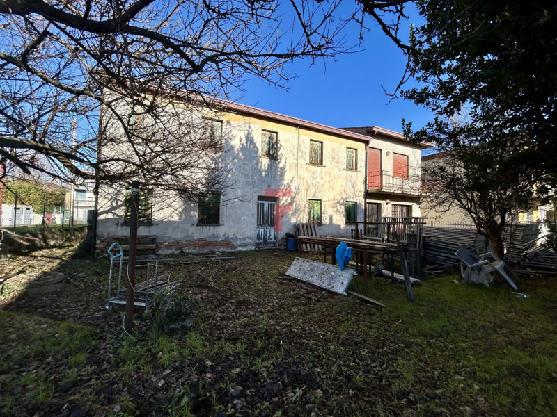Cadoneghe loc. Mejaniga - A due passi da tutti i servizi di via Gramsci, vicinissima alla fermata...