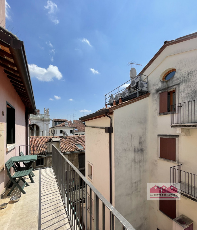 CENTRO STORICO: IN UNA DELLE ZONE PIÙ ESCLUSIVE DI VICENZA E IN CONTESTO SIGNORILE ED SILENZIOSO,...