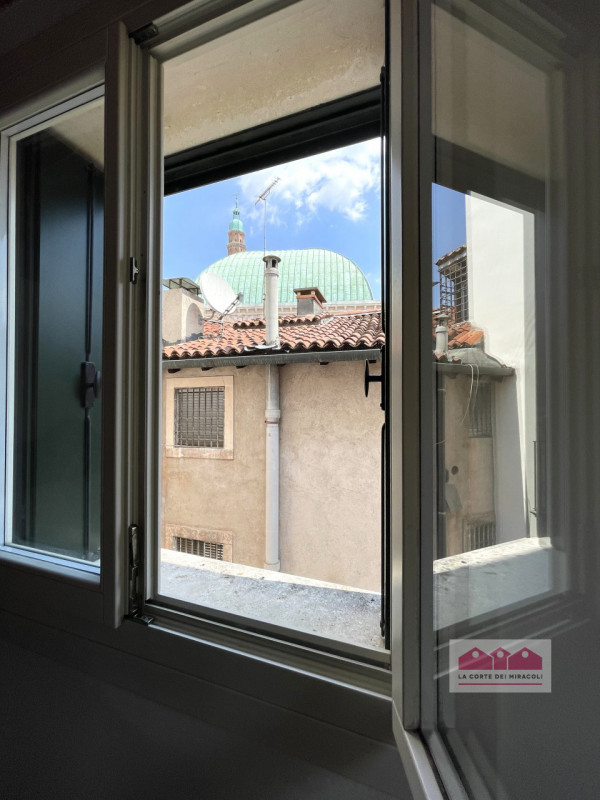 CENTRO STORICO: IN UNA DELLE ZONE PIÙ ESCLUSIVE DI VICENZA E IN CONTESTO SIGNORILE ED SILENZIOSO,...