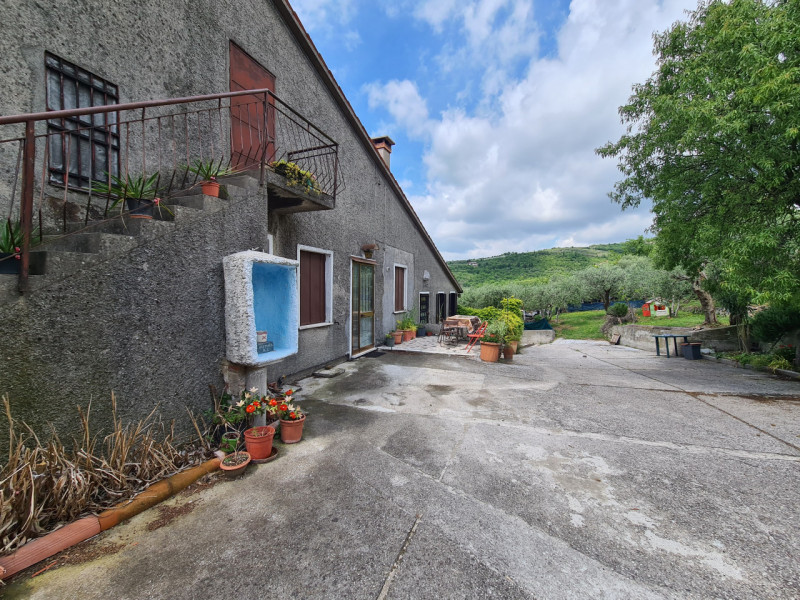 Ad Arquà Petrarca, in una bellissima posizione vicina al centro, proponiamo in vendita mini appar...