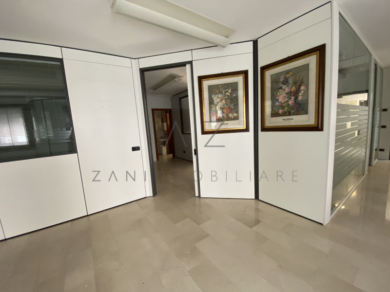 Proponiamo in vendita spazioso ufficio di 160 mq interni più parco privato interno, per un totale...