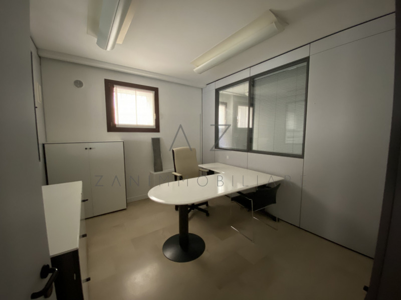 Proponiamo in vendita spazioso ufficio di 160 mq interni più parco privato interno, per un totale...