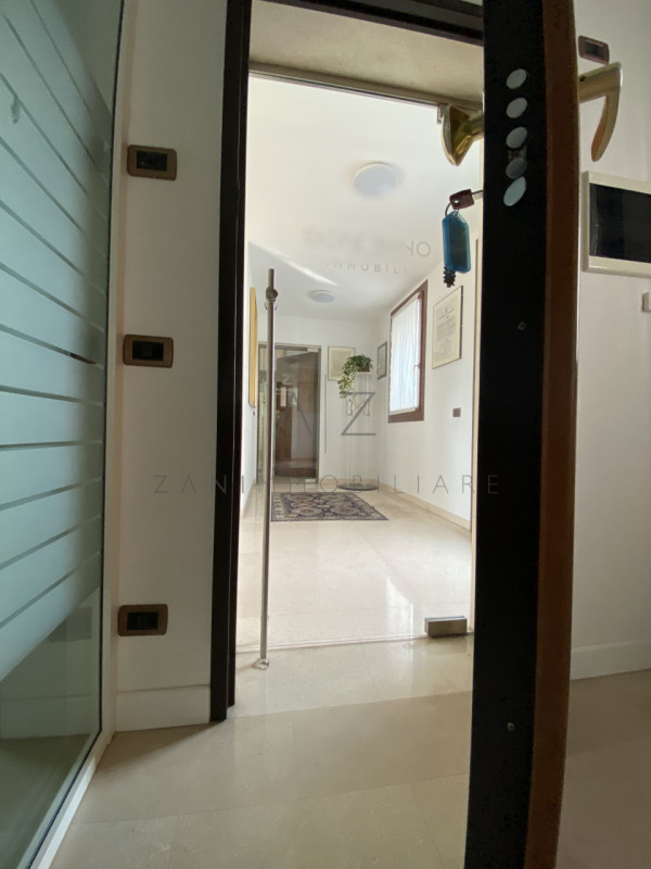 Proponiamo in vendita spazioso ufficio di 160 mq interni più parco privato interno, per un totale...