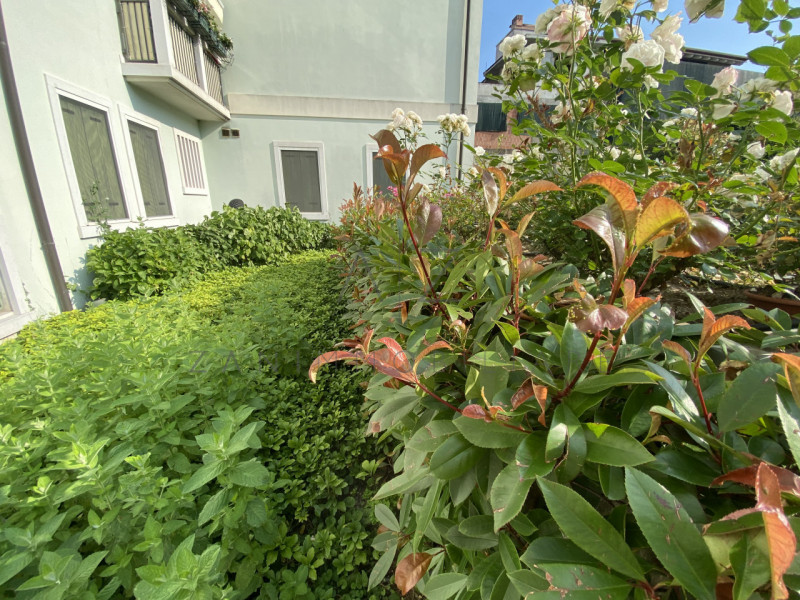 Proponiamo in vendita spazioso ufficio di 160 mq interni più parco privato interno, per un totale...