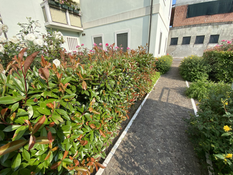 Proponiamo in vendita spazioso ufficio di 160 mq interni più parco privato interno, per un totale...