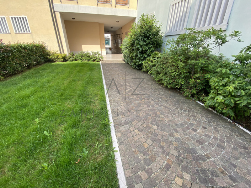 Proponiamo in vendita spazioso ufficio di 160 mq interni più parco privato interno, per un totale...