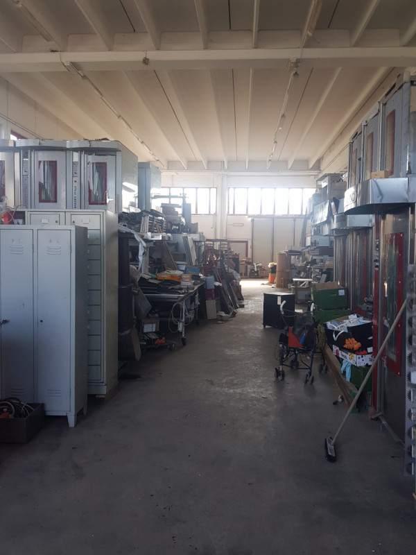 Capannone di circa 1300 mq. con oltre 150 mq. di uffici al piano primo dotati di ingresso autonom...