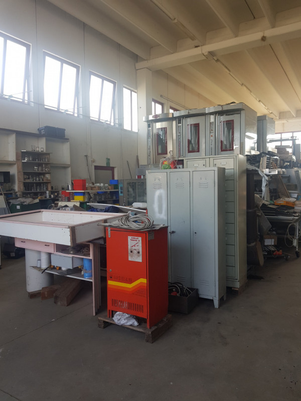 Capannone di circa 1300 mq. con oltre 150 mq. di uffici al piano primo dotati di ingresso autonom...