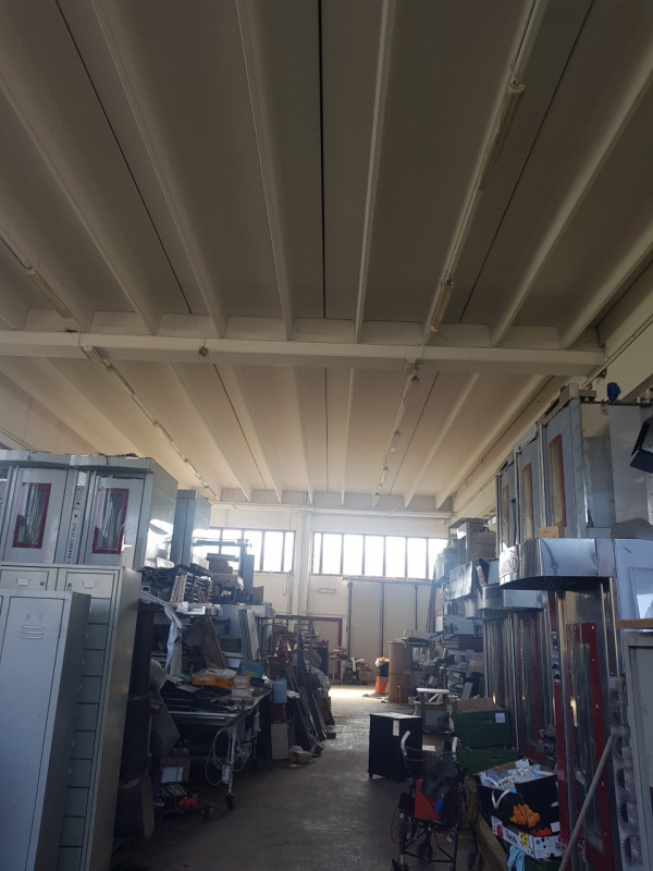 Capannone di circa 1300 mq. con oltre 150 mq. di uffici al piano primo dotati di ingresso autonom...