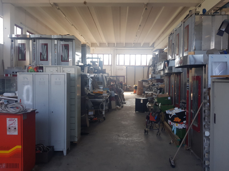 Capannone di circa 1300 mq. con oltre 150 mq. di uffici al piano primo dotati di ingresso autonom...