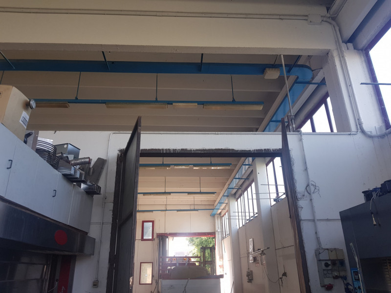 Capannone di circa 1300 mq. con oltre 150 mq. di uffici al piano primo dotati di ingresso autonom...