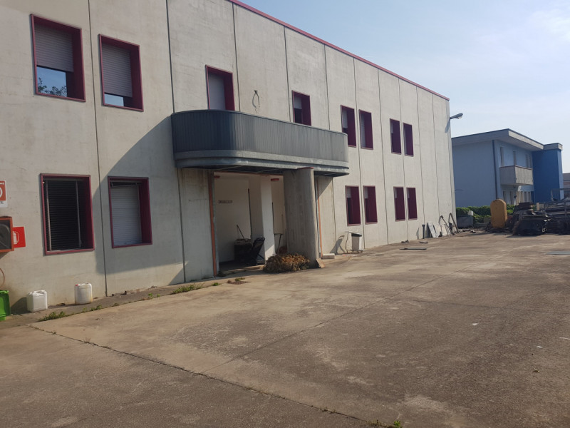 Capannone di circa 1300 mq. con oltre 150 mq. di uffici al piano primo dotati di ingresso autonom...