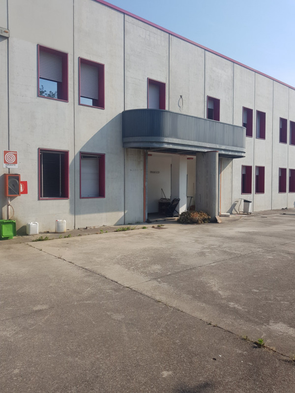 Capannone di circa 1300 mq. con oltre 150 mq. di uffici al piano primo dotati di ingresso autonom...