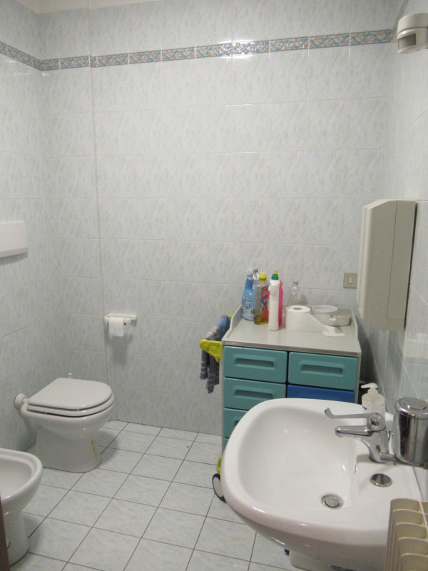 Per informazioni contattare 335/464501. Ad Arcade (TV) proponiamo in vendita a reddito ambulatori...