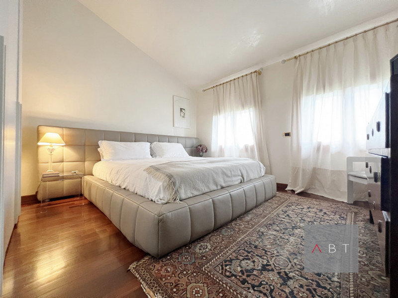 Appartamento situato al piano secondo e composto di: ingresso, soggiorno con angolo cottura, tre ...