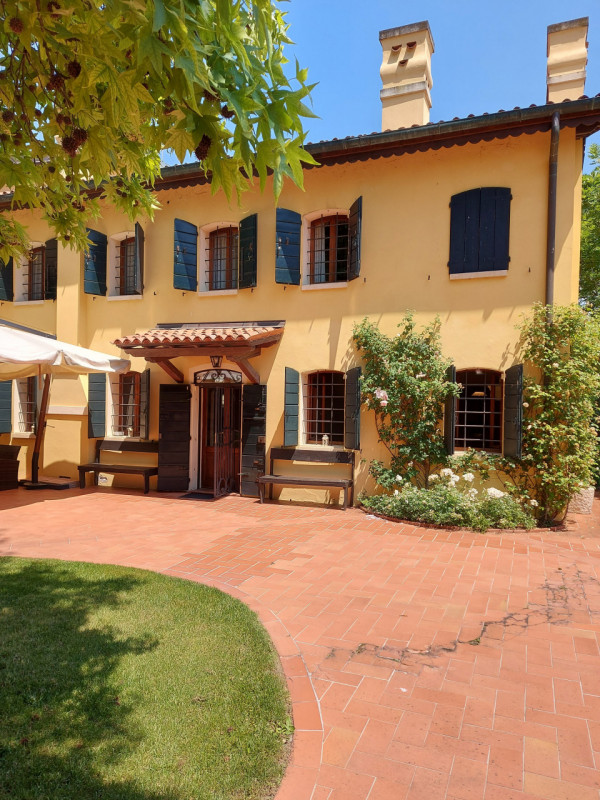 Scoprite questa straordinaria villa padronale situata nel cuore di Montegrotto Terme, una delle l...