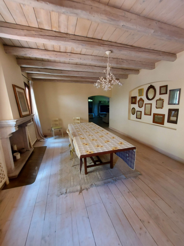 Scoprite questa straordinaria villa padronale situata nel cuore di Montegrotto Terme, una delle l...