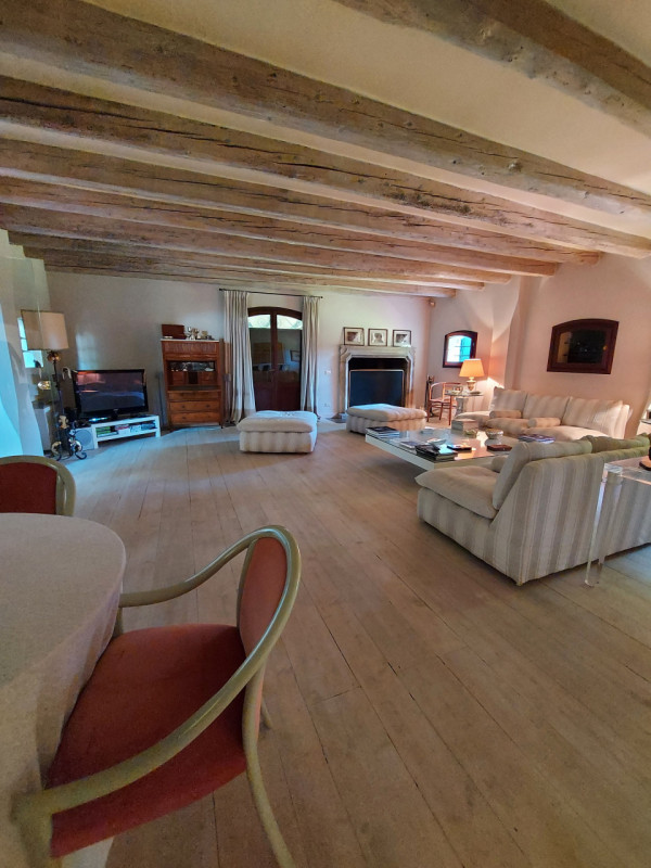 Scoprite questa straordinaria villa padronale situata nel cuore di Montegrotto Terme, una delle l...