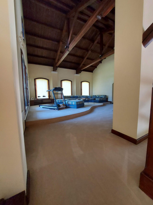 Scoprite questa straordinaria villa padronale situata nel cuore di Montegrotto Terme, una delle l...