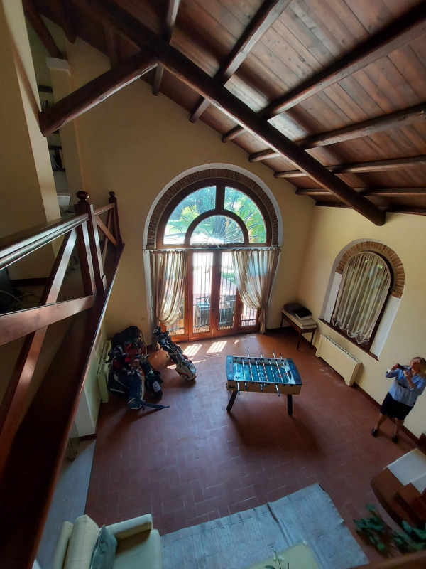 Scoprite questa straordinaria villa padronale situata nel cuore di Montegrotto Terme, una delle l...