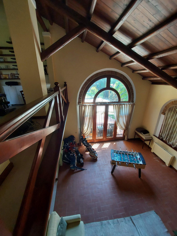 Scoprite questa straordinaria villa padronale situata nel cuore di Montegrotto Terme, una delle l...