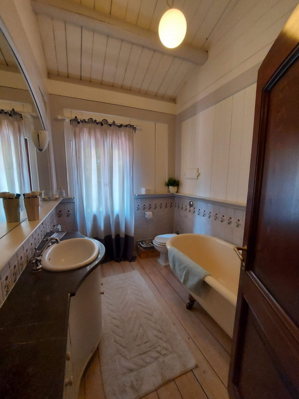 Scoprite questa straordinaria villa padronale situata nel cuore di Montegrotto Terme, una delle l...