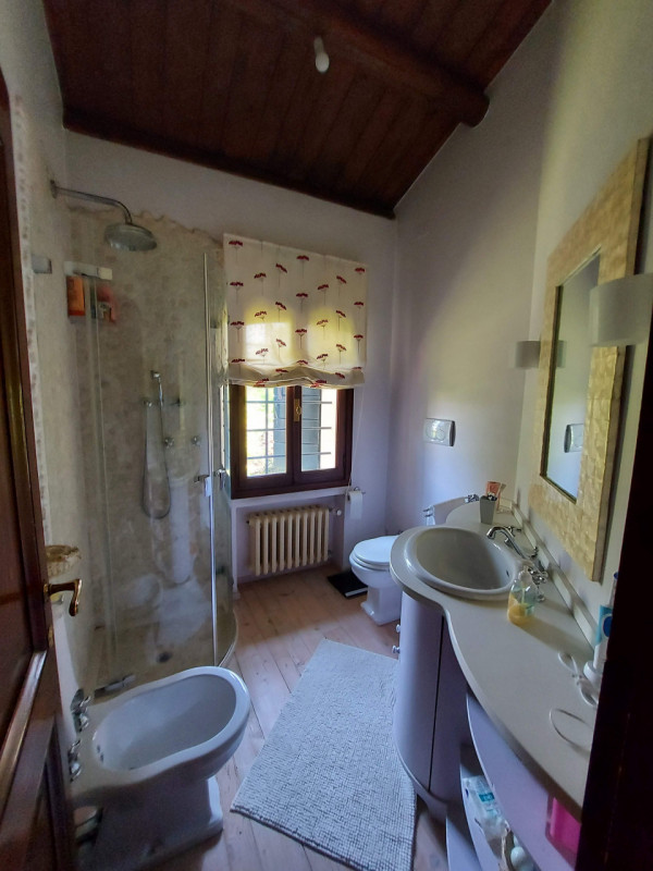 Scoprite questa straordinaria villa padronale situata nel cuore di Montegrotto Terme, una delle l...