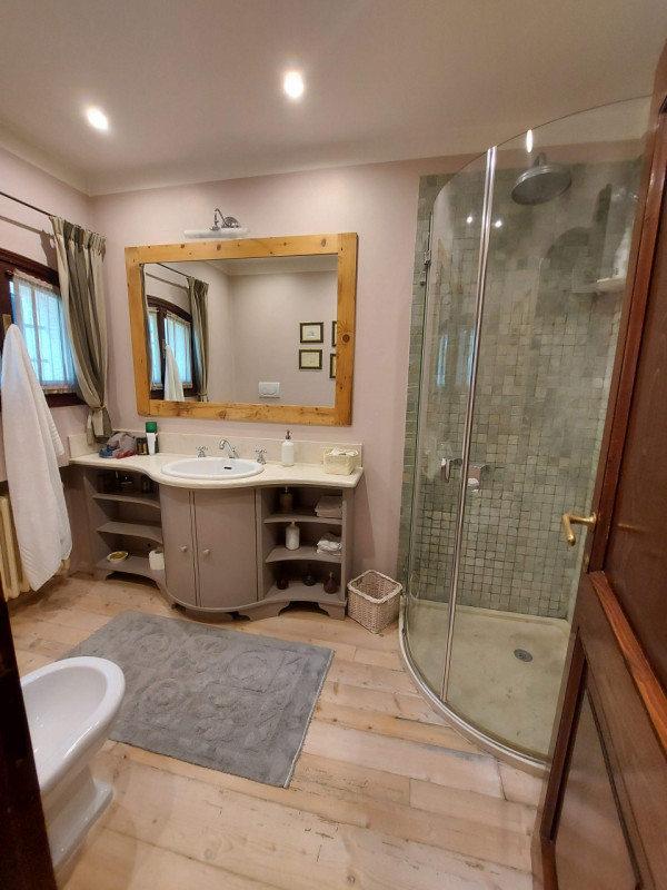 Scoprite questa straordinaria villa padronale situata nel cuore di Montegrotto Terme, una delle l...