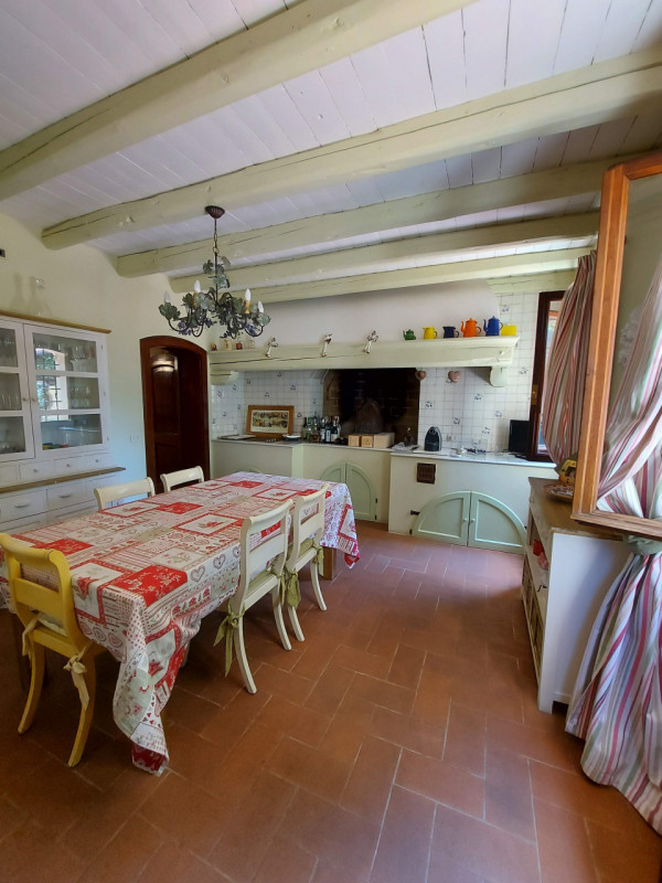 Scoprite questa straordinaria villa padronale situata nel cuore di Montegrotto Terme, una delle l...