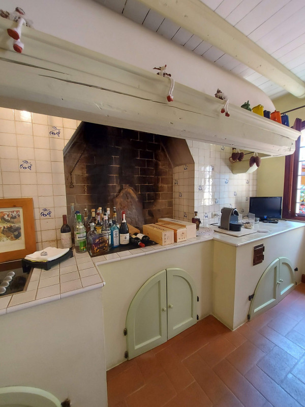 Scoprite questa straordinaria villa padronale situata nel cuore di Montegrotto Terme, una delle l...