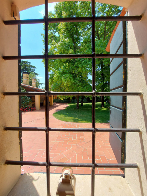 Scoprite questa straordinaria villa padronale situata nel cuore di Montegrotto Terme, una delle l...