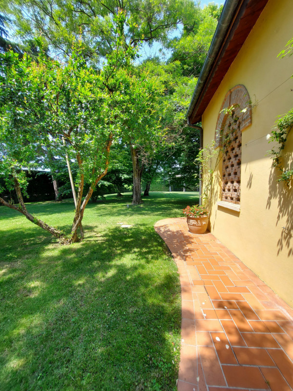 Scoprite questa straordinaria villa padronale situata nel cuore di Montegrotto Terme, una delle l...