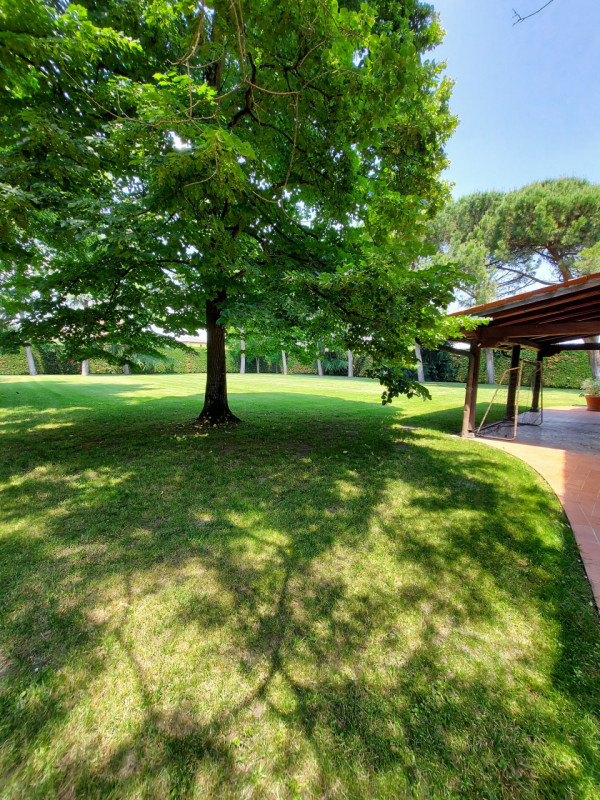 Scoprite questa straordinaria villa padronale situata nel cuore di Montegrotto Terme, una delle l...