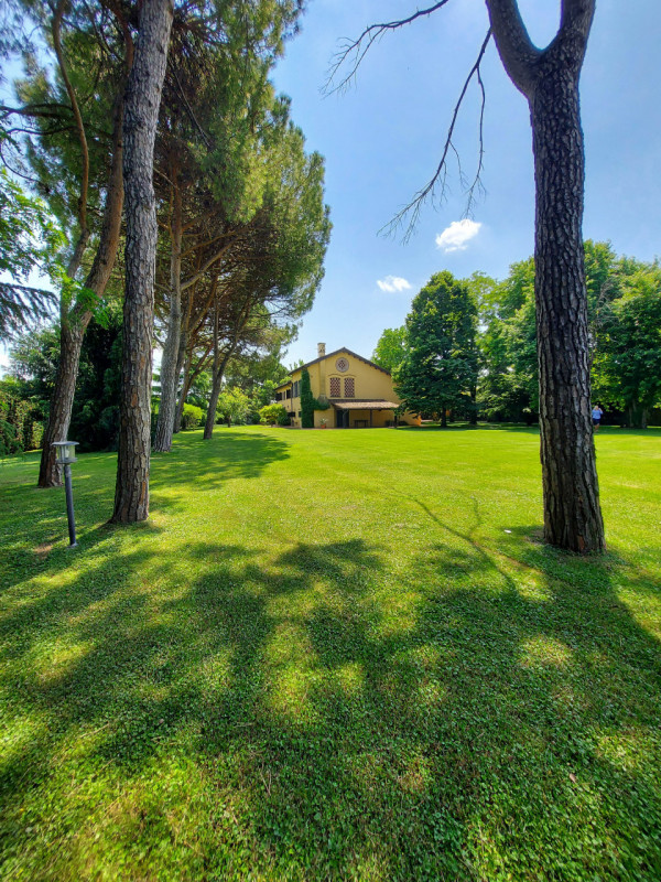 Scoprite questa straordinaria villa padronale situata nel cuore di Montegrotto Terme, una delle l...