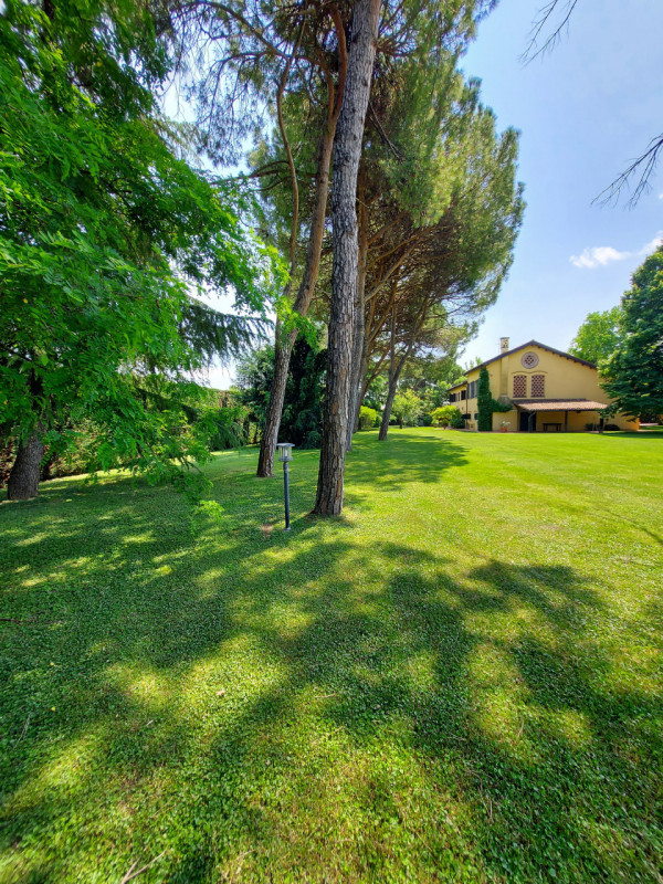 Scoprite questa straordinaria villa padronale situata nel cuore di Montegrotto Terme, una delle l...