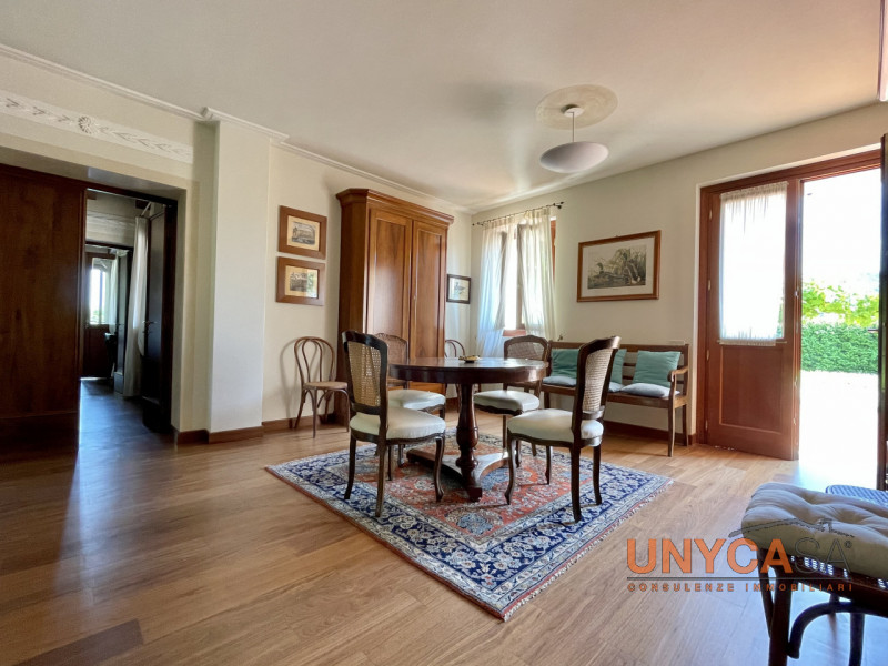 Ai confini con il pittoresco comune di Teolo, proponiamo in vendita un raffinato rustico di campa...