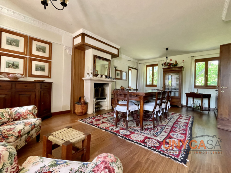 Ai confini con il pittoresco comune di Teolo, proponiamo in vendita un raffinato rustico di campa...